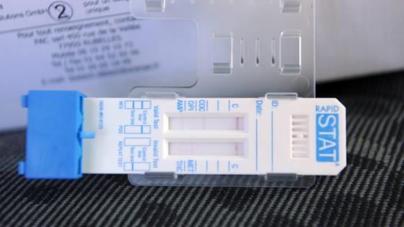 Un test urinaire de dépistage de drogue peut être prévu par le