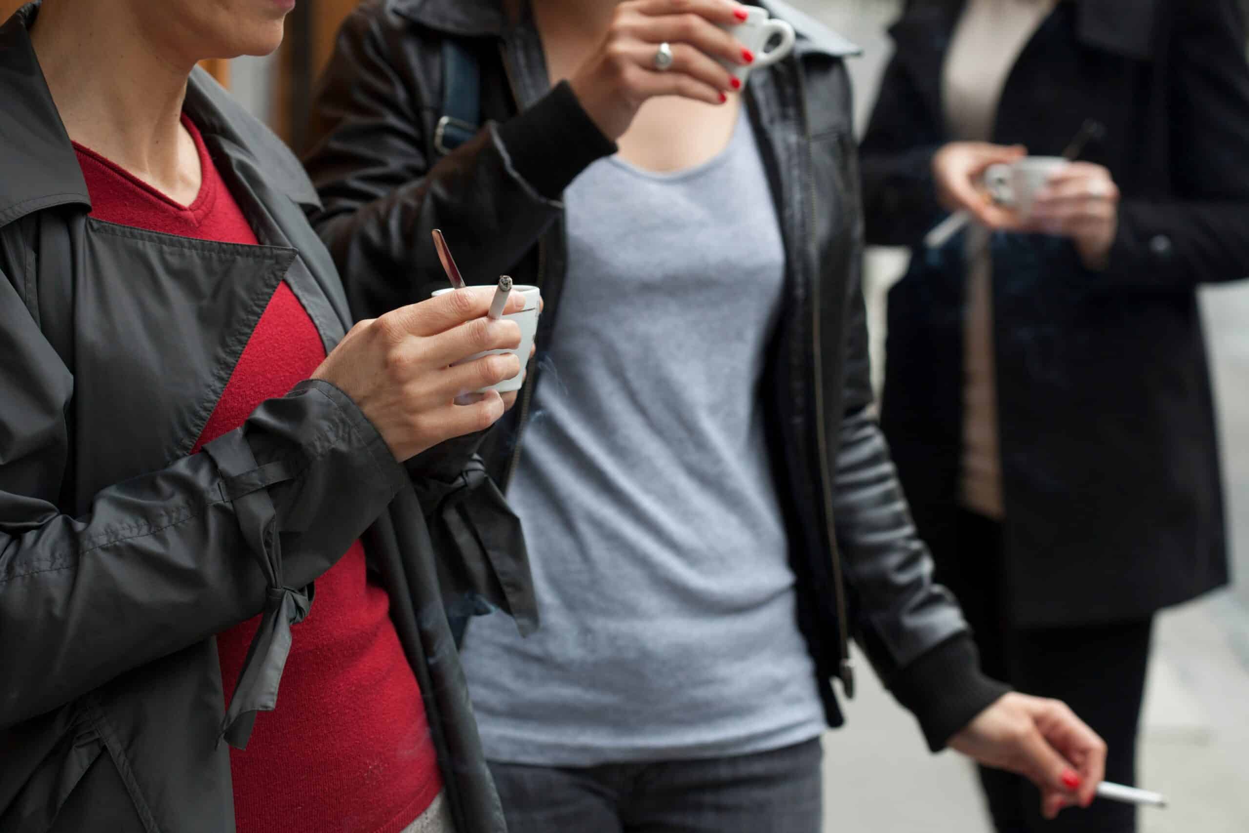 Cigarette au travail : règles, temps de pause & code du travail