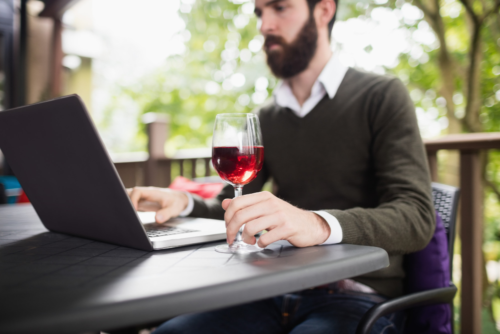 En France, l’alcool est interdit au travail… sauf le vin, la bière, le cidre et le poiré