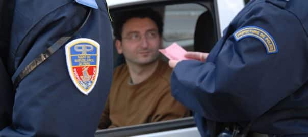 Que recherche la police lorsqu'elle pratique des tests de dépistage ?