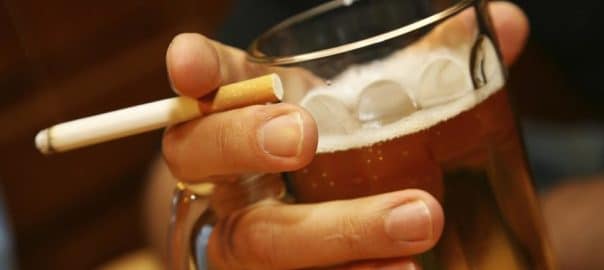 TABAC / Pourquoi aime-t-on tant fumer lorsqu'on boit de l’alcool?