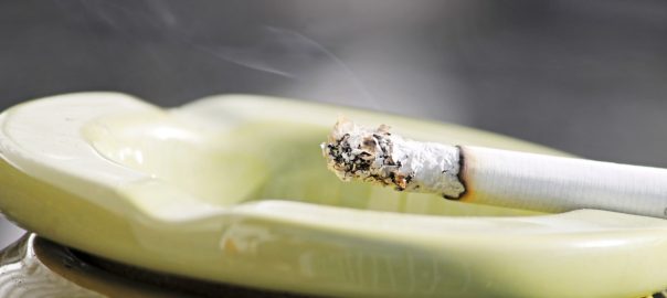 TABAC / Malgré l'interdiction, on fume encore en terrasse
