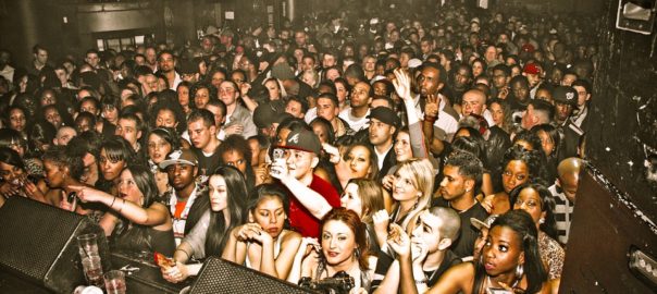 ALCOOL / Quand on boit trop pendant un concert, les oreilles trinquent