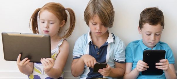 Le rôle de l'entourage et des paires sur l'addiction au téléphone portable chez les enfants et adolescents.