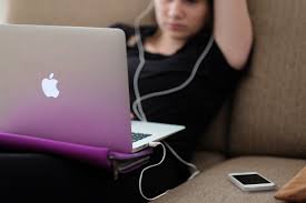 Les adolescents confrontés à des contenus sexuels non désirés en ligne : harcèlement et « sextorsion »