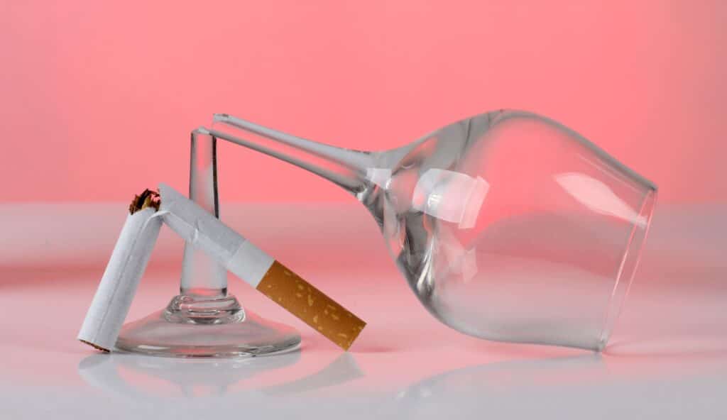 Verre au pied brisé et cigarette cassée en deux