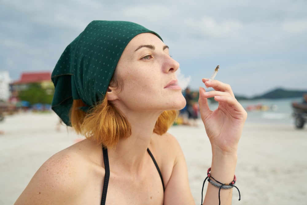 Il sera interdit de fumer du tabac dès le 1er juillet plages dans les parcs aux abords des écoles annonce le ministre de la Santé