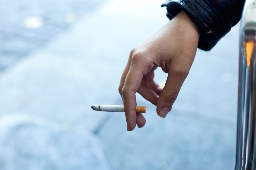 Il sera interdit de fumer du tabac dès le 1er juillet sur les plages dans les parcs aux abords des écoles annonce le ministre de la santé