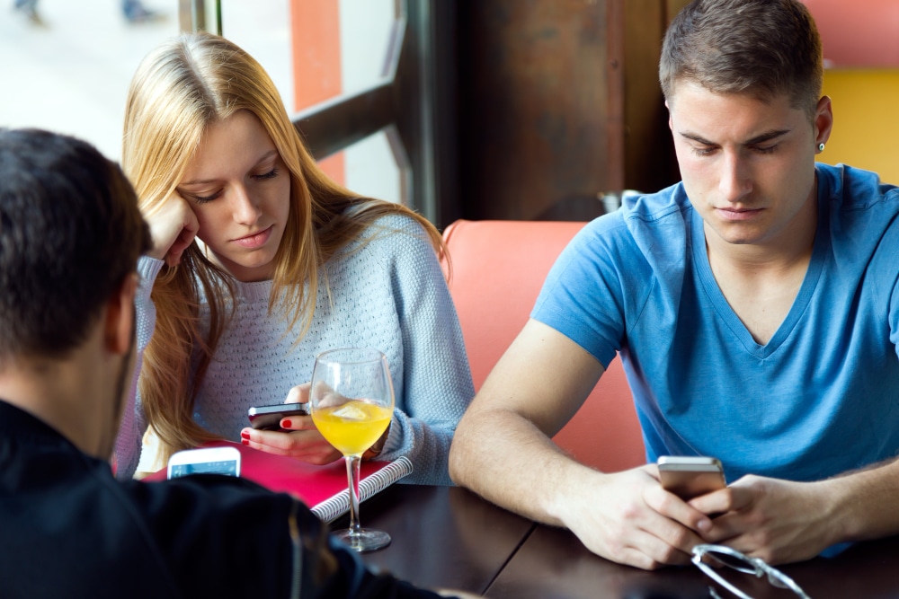 Médicaments jeux en ligne vapoteuses les jeunes Européens exposés à de nouveaux risques d'addictions