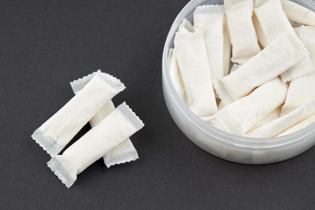 Les pouches ces sachets de nicotine prisés des jeunes seront interdits en France à partir de mars 2026