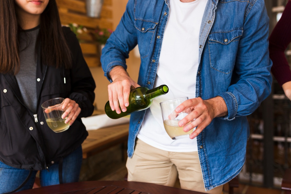 Comment le marketing influence-t-il les jeunes dans leur consommation d'alcool