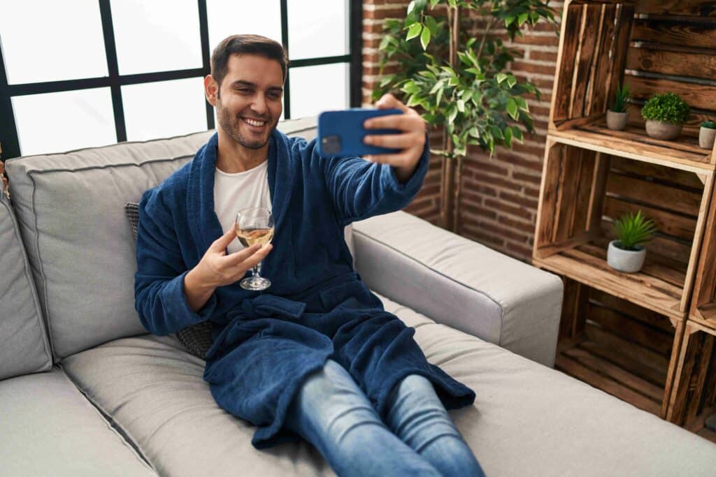 Alcool sur réseaux sociaux des influenceurs qui se jouent de la loi