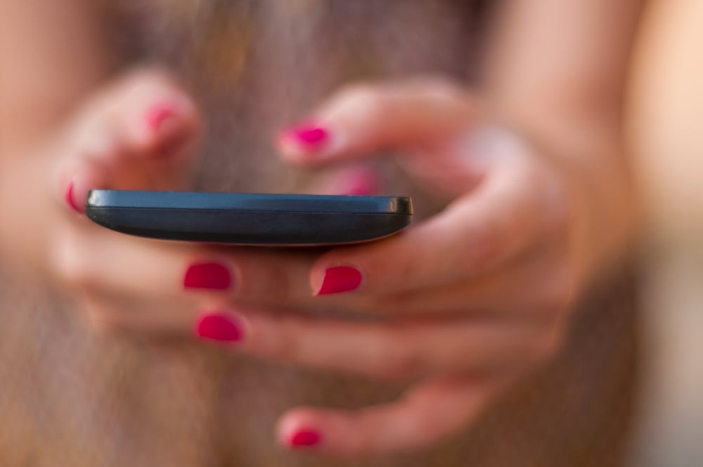 Je passe près de 20h par jour sur les réseaux sociaux raconte Emilie qui souffre du syndrome FoMO