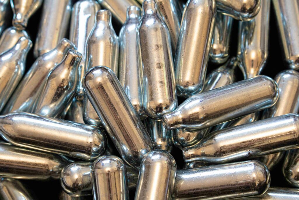 Le protoxyde d'azote un gaz psychoactive à l'usage détourné par les jeunes attention danger