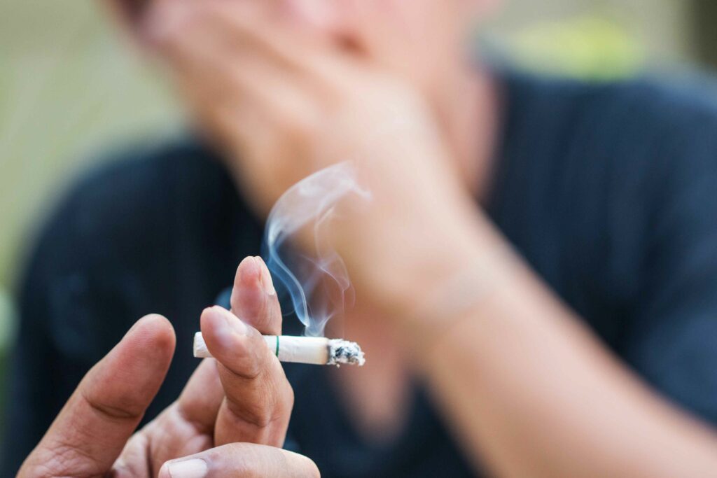 Tabagisme passif les risques ce sont tous les cancers alerte un expert en addictologie
