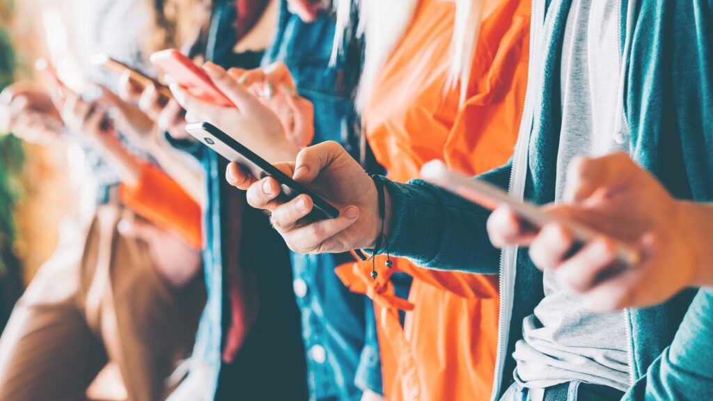 Dangers des réseaux sociaux pour les jeunes faut-il des messages choc comme pour le tabac